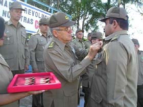 El general de cuerpo de ej�rcito Ram�n Espinosa condecora a uno de los oficiales superiores del Ej�rcito Oriental.