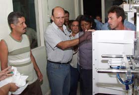 Durante su visita Lage aprecia el moderno equipamiento de empacado. Foto: JUAN PABLO CARRERAS