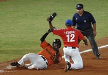 Michel Enr�quez pone out en tercera a Kingsale en el decisivo Cuba-Holanda. Foto: IBAF