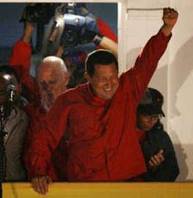 El Presidente Chvez saluda al pueblo que lo aclama