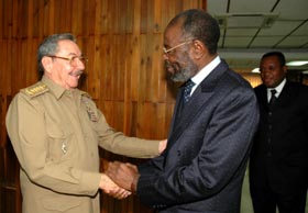 Ral y el Ministro de Defensa de Angola. Foto: RAL ABRU