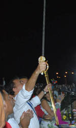 Daniel Ortega con la Espada de Bolvar, que le entreg Chvez.