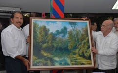 El Vicepresidente del Consejo de Estado de Cuba, Jos Ramn Machado Ventura le entreg a Daniel Ortega un cuadro del pintor cubano Jess Lara.