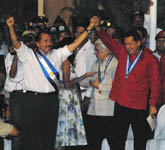 Daniel Ortega y Hugo Chvez saludan a la multitud.