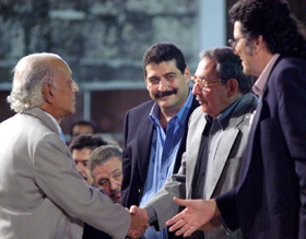 Ral saluda al poeta Csar Lpez, quien recibe, junto al historiador Eduardo Torres- Cuevas el homenaje de la Feria.