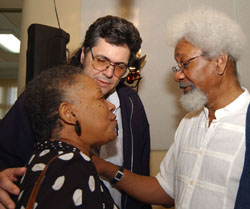 Soyinka dialoga con Abel Prieto y Nancy Morejn.
