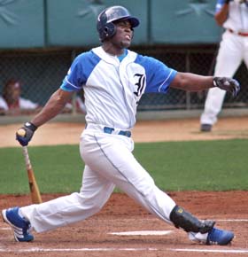 Urgells bate de jit en los 6 juegos de la temporada contra Santiago 