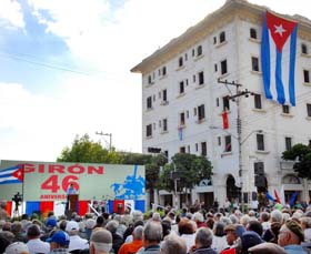 Miles de ciudadanos ratificaron ayer, en el mismo sitio donde se proclam el carcter socialista de la Revolucin, su compromiso de seguir defendindola. Foto:Jorge Luis Gonzlez