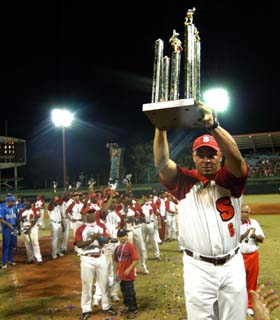 Pacheco levanta el trofeo de campe�n nacional. Foto Ricardo L�pez Hevia.