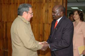 El General de Ejército Raúl Castro recibió al ministro de Defensa de Namibia. Foto:RAÚL ABRÉU