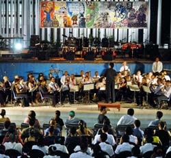 Miles de j�venes compartieron el concierto con el cual alrededor de 300 m�sicos y actores exigieron respeto al m�s elemental sentido de la justicia. Foto: Jorge L. Gonz�lez.