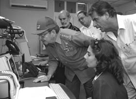 En el Instituto de Meteorolog�a, acompa�ado por los doctores Guti�rrez P�rez y Rubiera, as� como por Fernando Gonz�lez, ministro en funciones del CITMA. Foto:Ra�l Abr�u