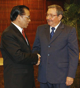 El Segundo Secretario del Comit� Central del Partido Comunista de Cuba, General de Ej�rcito Ra�l Castro Ruz, sostuvo en la tarde de ayer conversaciones oficiales con el Secretario General del Comit� Central del Partido Comunista de Vietnam. Foto:JUVENAL BAL�N NEYRA