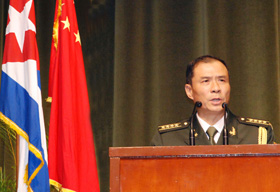 El primer coronel Sun Yifan, agregado militar de la embajada de la Rep�blica Popular China en Cuba, agradeci� la conmemoraci�n. Foto: Arnaldo Santos