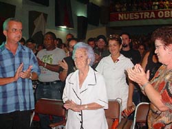 El sello conmemorativo de los aniversarios 50 del ataque a Palacio y 85 de la FEU, fue entregado a Esther Montes de Oca, la abnegada madre de los hermanos Saz.  Foto: Lzara vila