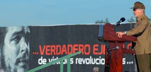 En el acto se dispararon tres salvas en honor al Comandante Ernesto Guevara y a sus compa�eros de guerrilla. Foto: JORGE LUIS GONZ�LEZ