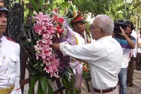 Almeida coloc� una ofrenda floral ante el monumento a Carlos Manuel de C�spedes.foto:ain