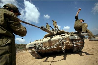 Soldados y tanques israelies amenazan a los palestinos