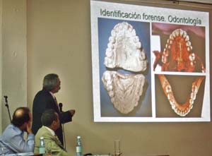 El Dr. Jorge Gonzlez Prez en su intervencin explica las caractersticas de la dentadura del Che. Foto: JUVENAL BALN