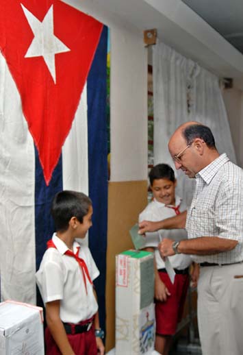Carlos Lage, secretario del Comité Ejecutivo del Consejo de Ministro, deposita su voto. Foto: Jorge L. González