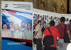 Durante las sesiones de Universidad 2008 se mantendr� abierta una exposici�n que muestra el quehacer de la Red Universitaria de Solidaridad con los Cinco. 