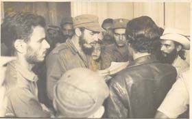 Junto a Fidel en Palma Soriano, el 1ro. de Enero de 1959, Jorge Enrique Mendoza (de espaldas), Orestes Varela (con sombrero), Ricardo Martnez, Violeta Casals y ngel Fernndez Vila. 