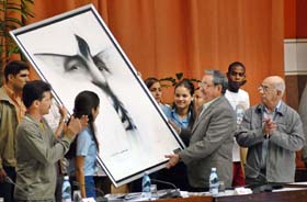 Junto al sello conmemorativo, la FEEM envi� a Fidel una obra del artista Ernesto Ranca�o. Foto: JORGE LUIS GONZ�LEZ.