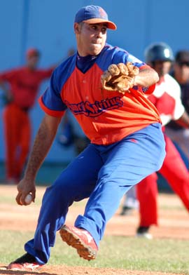 Ismel Jim�nez dio unadisertaci�n de buen pitcheo y Sancti Sp�ritus est� en semifinales. Foto Ricardo L�pez Hevia.