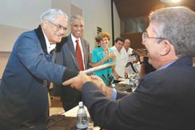 La empresa Vacunas Finlay S.A. fue reconocida por suministrar con xito la vacuna antimeningocccica AC a pases africanos en emergencia sanitaria.