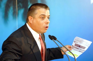 Denuncia el Canciller de Cuba Felipe Prez Roque, ante la prensa extrajera y Nacional acreditados en Cuba, que Estados Unidos No guarde ms silencio, sobre Incidentes donde el Jefe de la SINA Michael Parmly, el cual en  ms de una ocasin ha servido de Mula entre la mafia terrorista de Miami, las autoridades de Washington y los grupsculos mercenarios en la Isla de Cuba.  