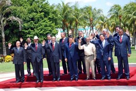 Los presidentes, primeros ministros y jefes de delegaciones durante la foto oficial.