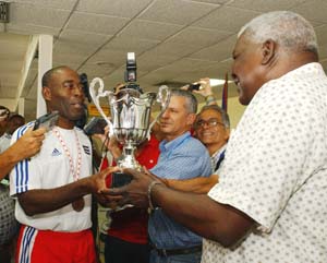 Estevan Lombillo, director de la selecci�n entreg� a Lazo el trofeo del campeonato para que se lo hiciera llegar al Comandante en Jefe Fidel Castro Ruz. Foto: JUVENAL BAL�N