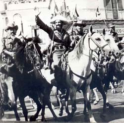 El Comandante Flix Torres a la izquierda de Camilo durante la Caballera Invasora el 26 de julio de 1959. 
