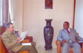 Ral lee el mensaje solidario y de amistad enviado por el Presidente angolano.