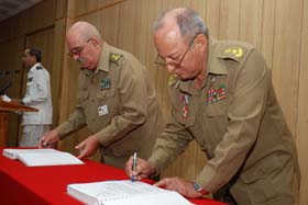 Los jefes de Ejrcito saliente y entrante firmaron el Acta que oficializa el cambio de mando, la que posteriormente fue aprobada por el Ministro de las FAR.