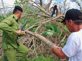 J�venes del Ministerio del Interior pospusieron por algunos d�as proyectos y tareas para ayudar en tierra vueltabajera.