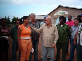 Machado dialogó con los trabajadores de la Empresa de Cultivos Varios Lenin, en Jovellanos.