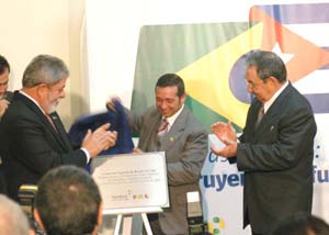 Luiz Inácio Lula da Silva y el General de Ejército Raúl Castro Ruz coincidieron en calificar de gran acontecimiento la inauguración del Centro de Negocios de la Agencia brasileña de Promoción de las Exportaciones e Inversiones (APEX-Habana). Foto: AIN