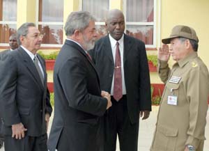 Ambos estadistas recibieron el saludo del General de División Ramón Pardo Guerra, jefe del Estado Mayor de la DC, quien ofreció detalles sobre el trabajo de 46 años de esa organización en la preservación de la población y sus bienes, la infraestructura social, economía y recursos ante desastres. Foto: AIN