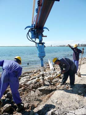 La experiencia obliga a fijar con mayor seguridad los postes al terreno.