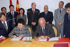 Ma Xiuhong (I) viceministra de Comercio de la Republica Popular China y Ramon Ripoll (D) viceministro primero del MINVEC durante el acta final del XXI sesion de la comision intergubernamental Cubano-China para las relaciones economicas y comerciales, presidieron la ceremonia de firmas Rodrigo Malmierca (detras al centro izq) Ministro del MINVEC, y Ricardo Cabrisas ( al centro der) vicepresidente del Consejo de Ministros, en la sede del Ministerio de la Inversion Extranjera y la Colaboracion Economica, el 17 de noviembre de 2008 . AIN/FOTOS Oriol de la CRUZ ATENCIO 