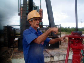 Con 40 a�os en la actividad petrolera, Orlando Cabrera a�n se maravilla al ver brotar el petr�leo de la tierra. 