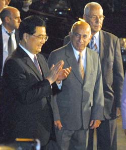 Fue recibido en la terminal erea por Jos Ramn Machado Ventura, Primer Vicepresidente de los Consejos de Estado y de Ministros de Cuba Foto:Roberto Surez