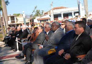 Participa el General de Ej�rcito Ra�l Castro Ruz, presidente de los Consejos de Estado y de Ministros de Cuba en la ceremonia de Beatificaci�n de Fray Jos� Olallo Vald�s, Hermano Hospitalario de la Orden de San Juan de Dios, realizada en la ciudad de Camag�ey, a su lado Caridad Diego , jefa de la Oficina de Asuntos Religiosos del Comit� Central del Partido Comunista de Cuba, Eusebio Leal, Historiador de la Ciudad de La Habana , Esteban Lazo, vicepresidente del Consejo de Estado. Foto: AIN