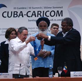 La alta distinci�n conferida a Fidel fue recibida por Ra�l. Foto: Juvenal Bal�n