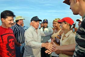 Machado Ventura y Julio Mart�nez dialogan con estudiantes universitarios que apoyan la siembra de papa.  Foto: Jorge Luis Gonz�lez