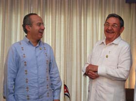 En un ambiente cordial Ra�l convers� con el Presidente mexicano Felipe Calder�n.