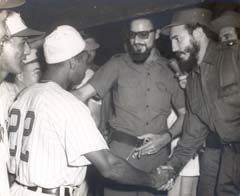 Fidel y Guerra Matos saludan a peloteros en el entonces estadio del Cerro.