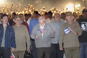 La marcha de las decenas de miles de capitalinos, fue presidida por los miembros del Bur� Pol�tico Jos� Ram�n Machado Ventura, Primer Vicepresidente de los Consejos de Estado y de Ministros, los generales de cuerpo de ej�rcito Leopoldo Cintras Fr�as y �lvaro L�pez Miera y Salvador Vald�s Mesa; junto a ellos Julio Mart�nez Ram�rez, primer secretario de la UJC y combatientes de nuestras luchas revolucionarias. Foto: Ricardo L�pez Hevia