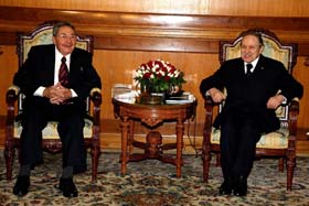 En las conversaciones oficiales Ra�l y Bouteflika evaluaron la marcha de la cooperaci�n entre los dos pa�ses . Foto: Ra�l Abreu